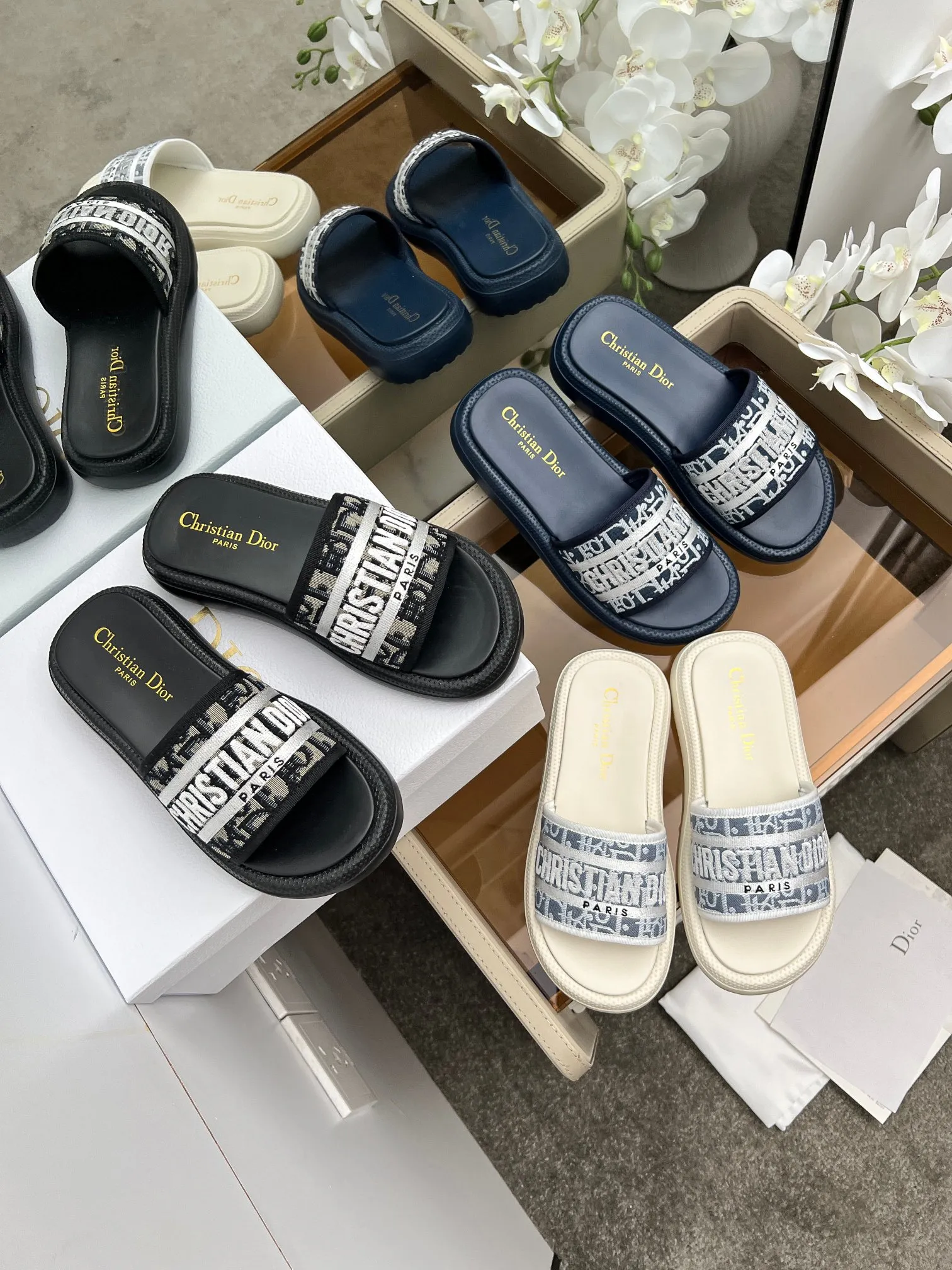 👟👟Ex-factory price 420👟👟 Dior high version slippers, 👏👏2025 new classic model 🔥Purchasing level qualityHigh-end thick-soled slippers in foreign countersHigh version with rust style💋———————————— Upper➕Inner: Original customized special electric embroidery material, Sole: Original mold 1.1 (lightweight) Bottom thickness: heel 5cm, forefoot 3cm, size 35-40 (with full set of packaging, cloth bag handbag, card instructions). You are welcome to place an order in advance, first come first served. Win-win cooperation.
